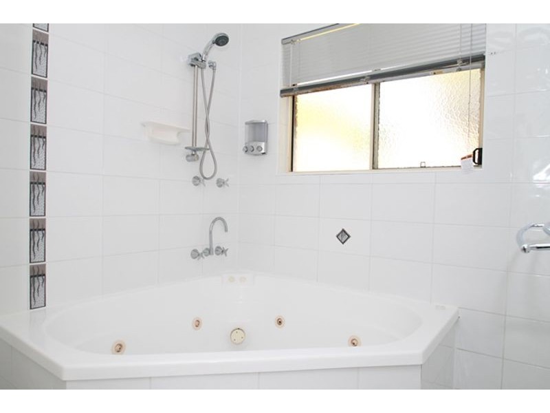 8 Kenneth Court, New Auckland QLD 4680