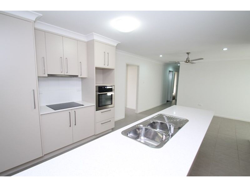 5 Deveney Drive, Kirkwood QLD 4680