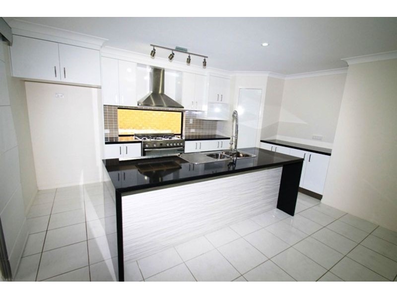 10 Phoenix Place, Telina QLD 4680