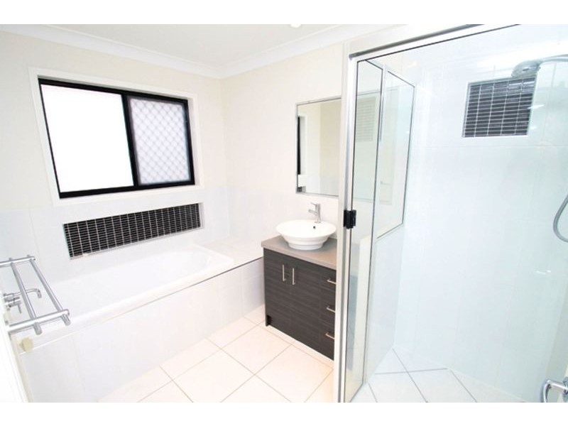 10 Phoenix Place, Telina QLD 4680