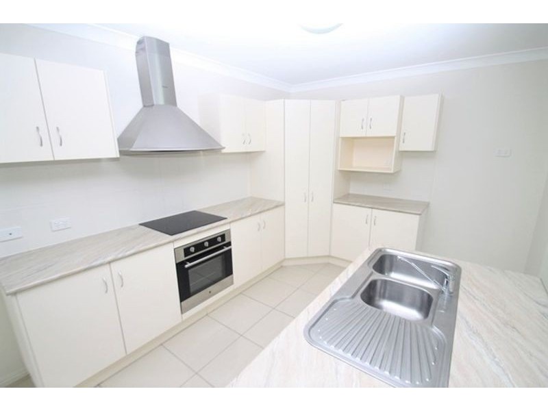 17 Woodland Court, Kirkwood QLD 4680