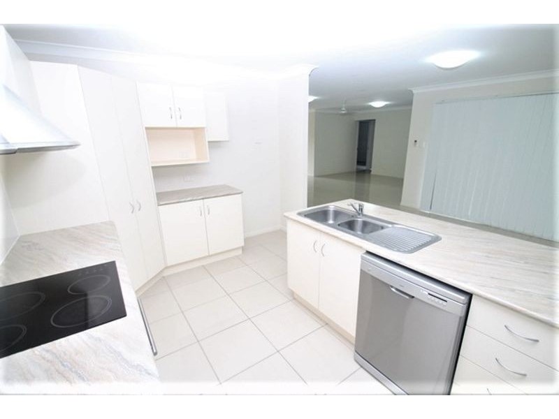 17 Woodland Court, Kirkwood QLD 4680