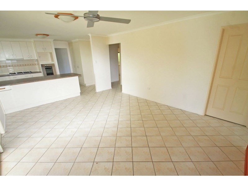 8 Fairbairn Place, Clinton QLD 4680