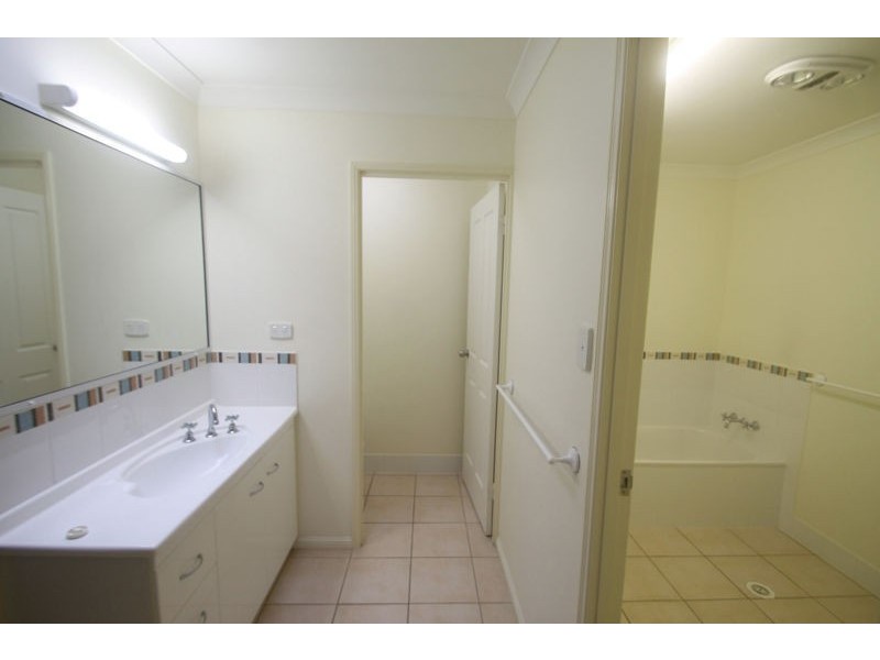 21 Linhow Crescent, Clinton QLD 4680
