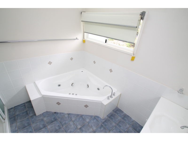 27 Pine Avenue, West Gladstone QLD 4680