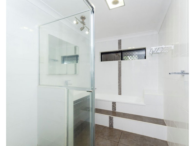 15 Cockatoo Drive, New Auckland QLD 4680