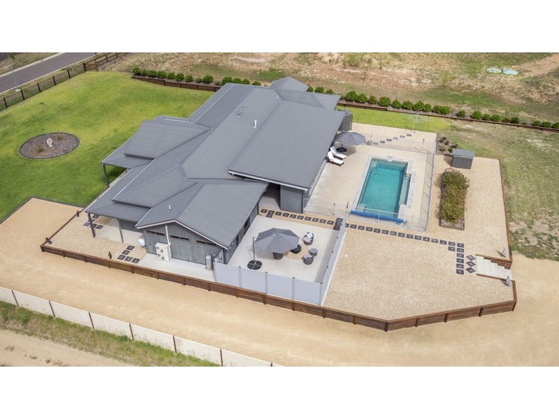 6 Jillaroo Close, Benaraby QLD 4680