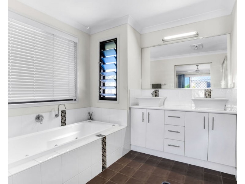 8 Wuruma Court, Clinton QLD 4680