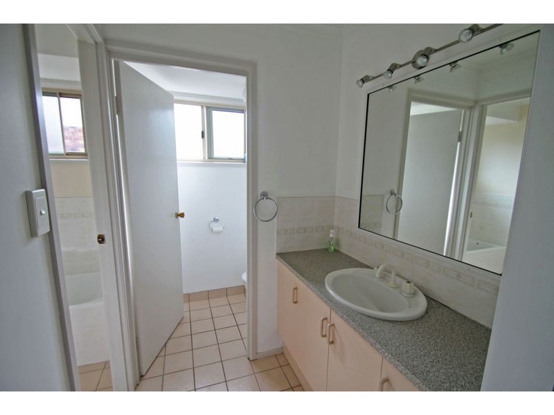 2 Tinaroo Court, Clinton QLD 4680