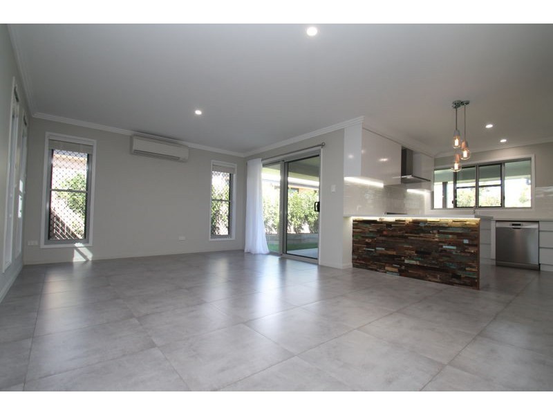 16 Bragg Court, Kirkwood QLD 4680