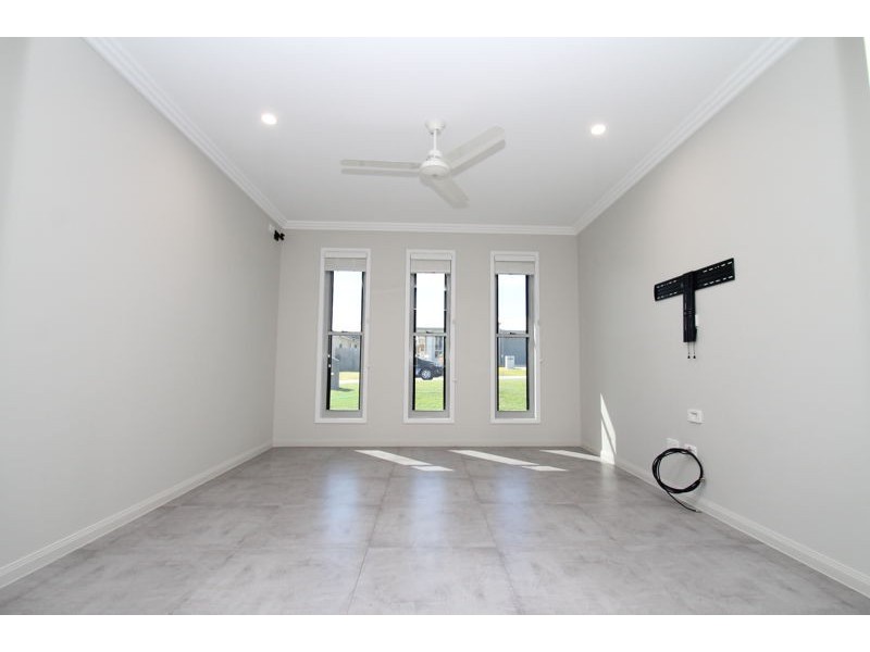 16 Bragg Court, Kirkwood QLD 4680