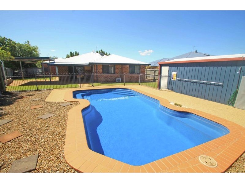 1 Linhow Crescent, Clinton QLD 4680