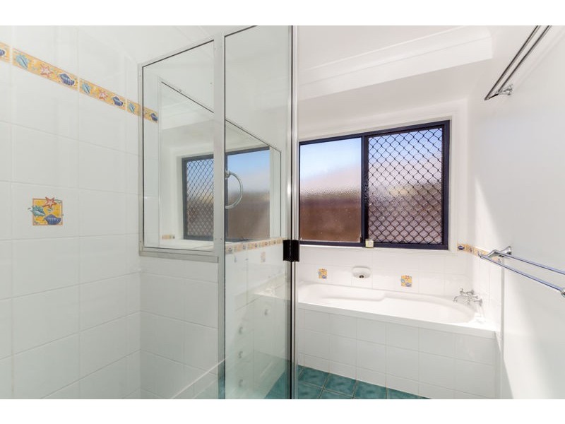 1 Linhow Crescent, Clinton QLD 4680