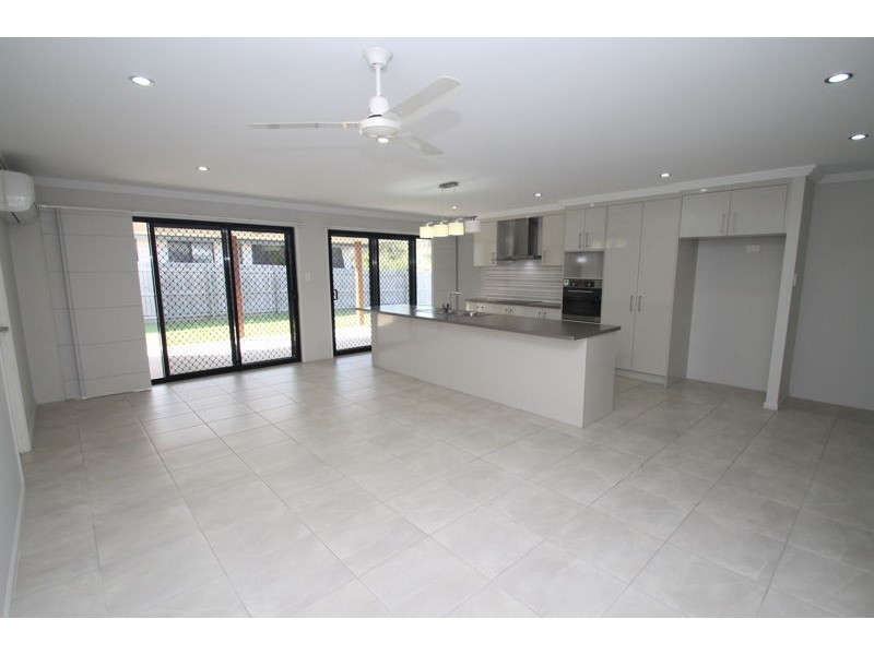 5 Woodland Court, Kirkwood QLD 4680