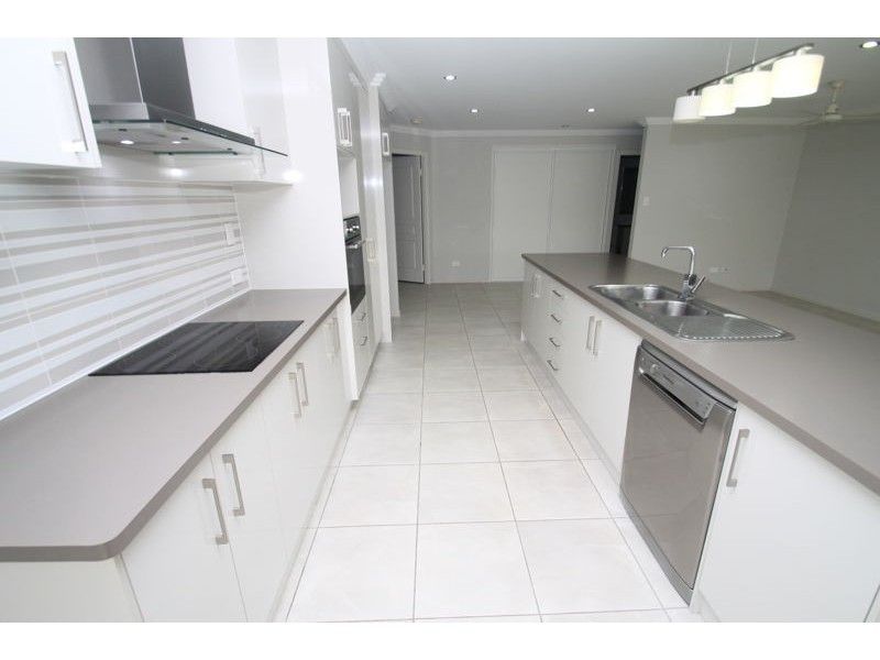 5 Woodland Court, Kirkwood QLD 4680