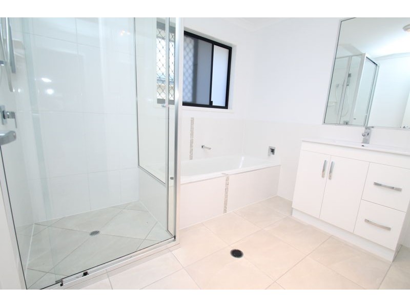 5 Woodland Court, Kirkwood QLD 4680