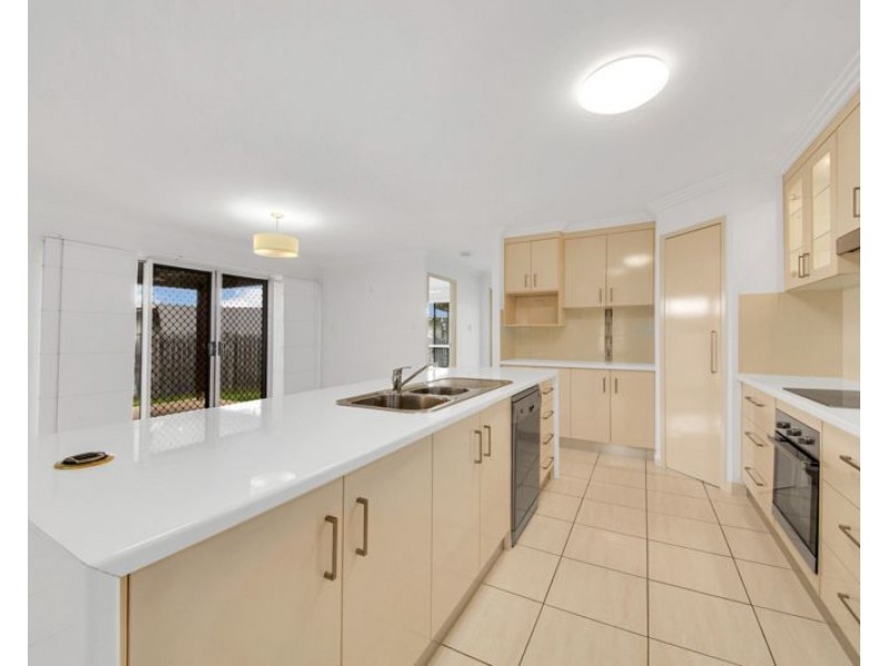 49 DARTMOUTH CLOSE, Clinton QLD 4680