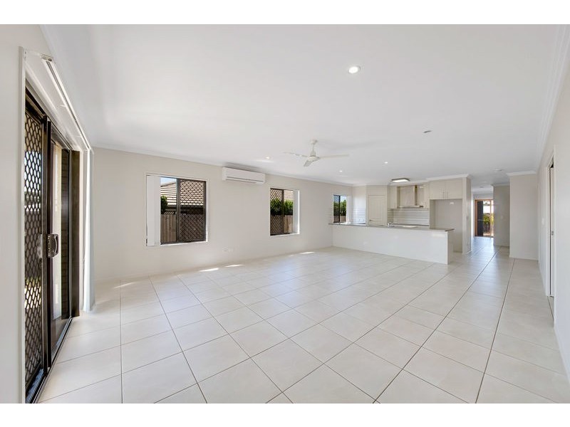 9 Kroombit Terrace, New Auckland QLD 4680