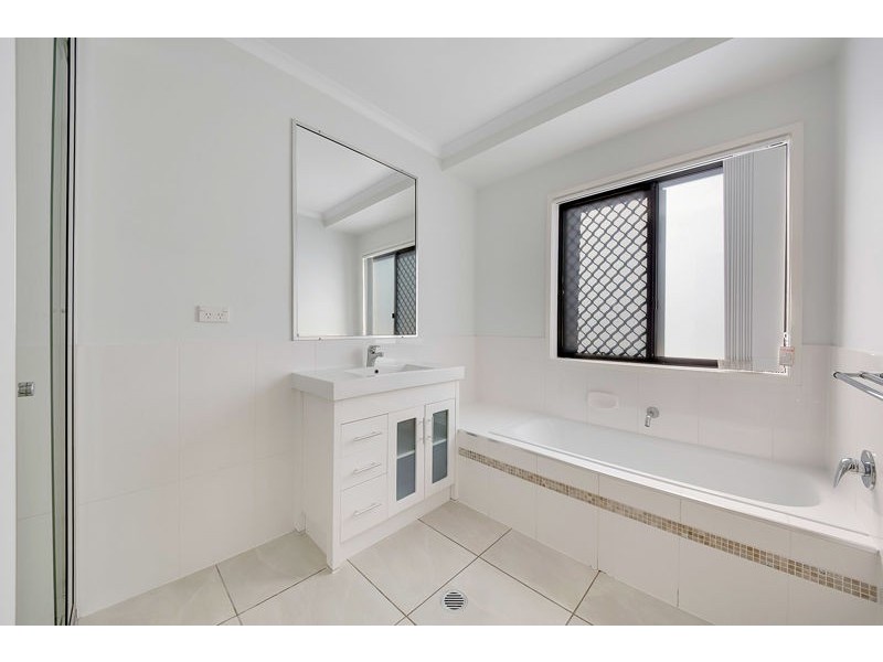 9 Kroombit Terrace, New Auckland QLD 4680