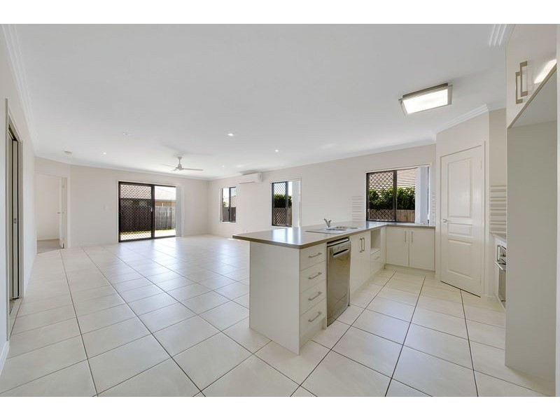 9 Kroombit Terrace, New Auckland QLD 4680