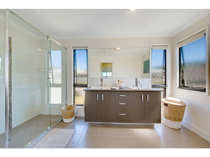 1 Danielle Court, Boyne Island QLD 4680