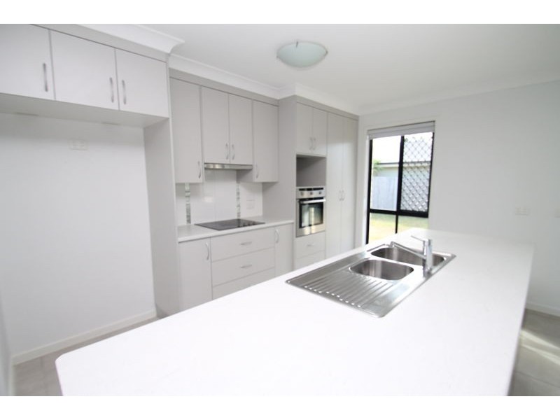 14 Oakdale Place, Kirkwood QLD 4680