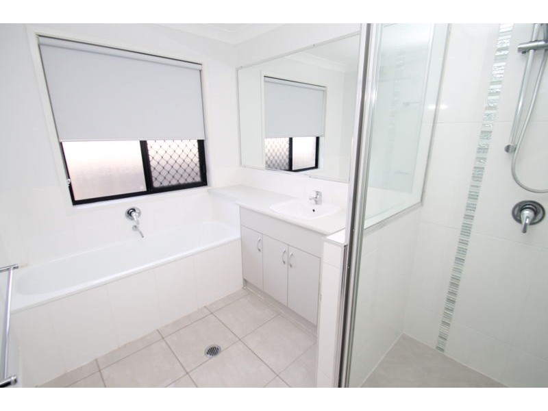 14 Oakdale Place, Kirkwood QLD 4680