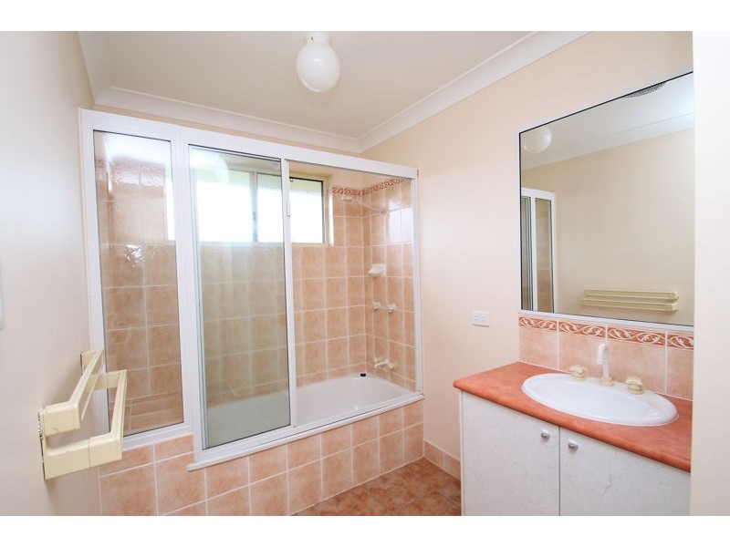 2 Craigmoor Court, New Auckland QLD 4680