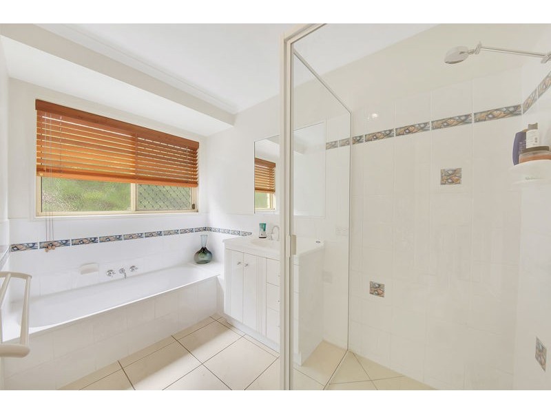 16 Lois Court, New Auckland QLD 4680