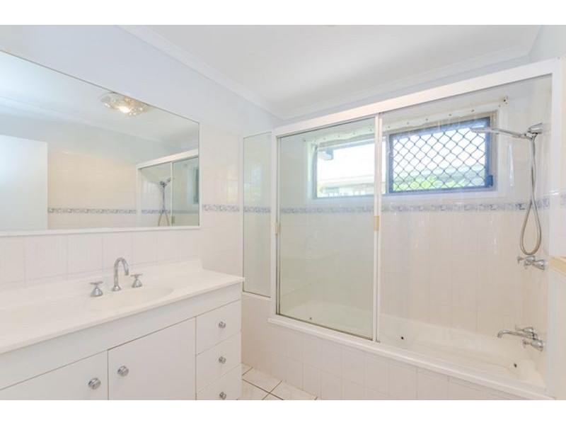 18 Rosslyn close, Clinton QLD 4680