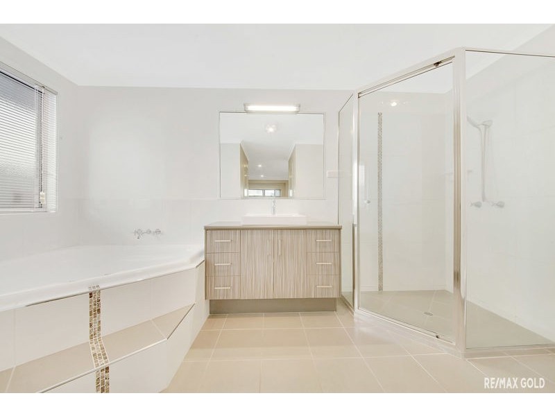 8 Phoenix Place, Telina QLD 4680