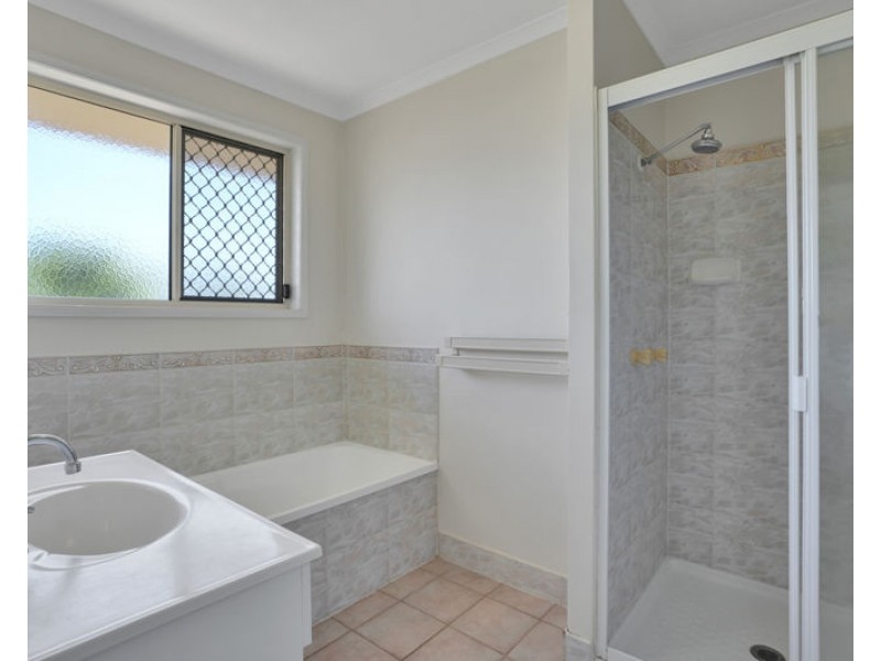 4 Leanne Close, New Auckland QLD 4680