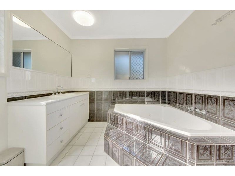 14 Connolly Court, Telina QLD 4680