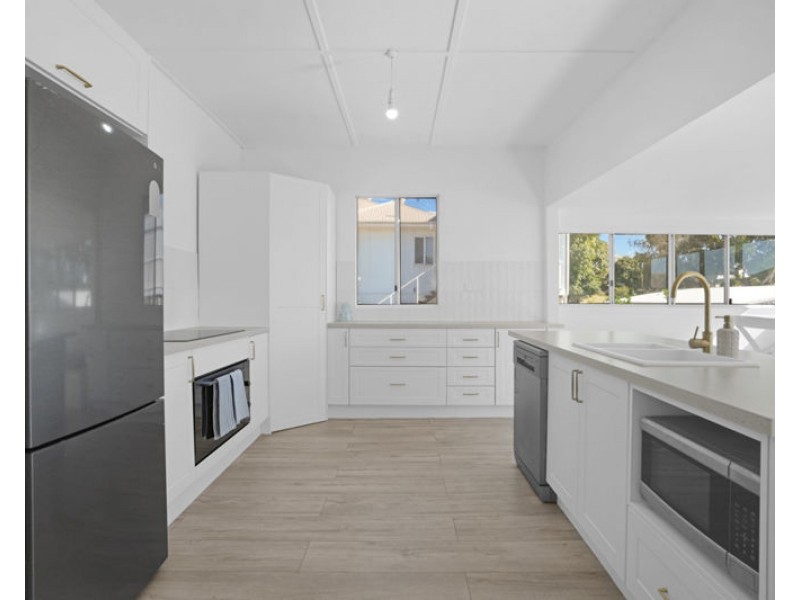 4 Williamson Street, West Gladstone QLD 4680