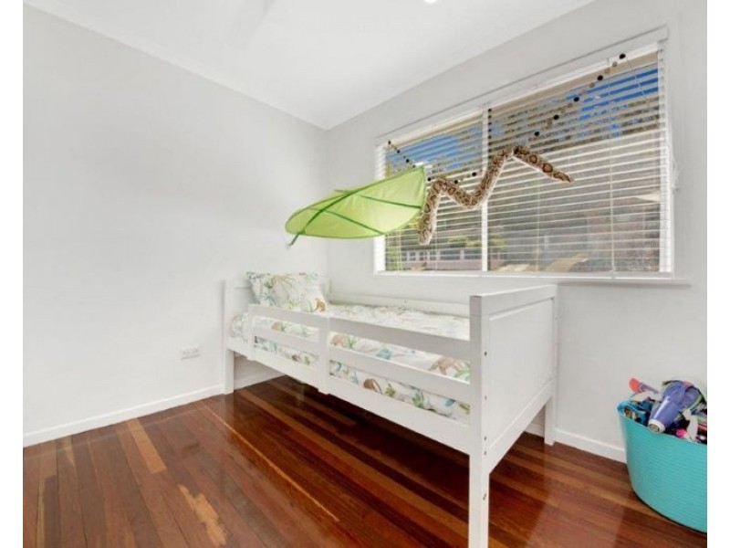 25 Holland Street, West Gladstone QLD 4680