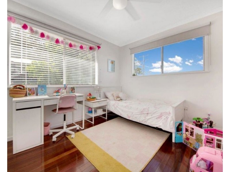 25 Holland Street, West Gladstone QLD 4680