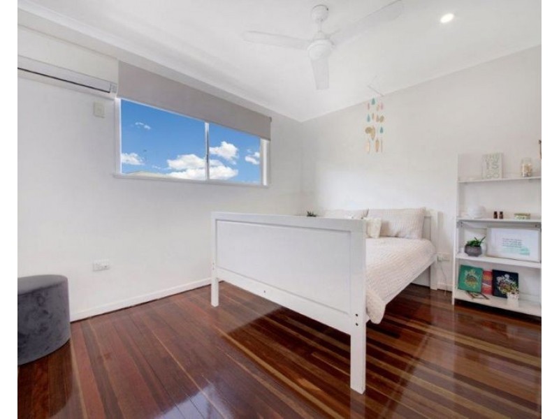 25 Holland Street, West Gladstone QLD 4680