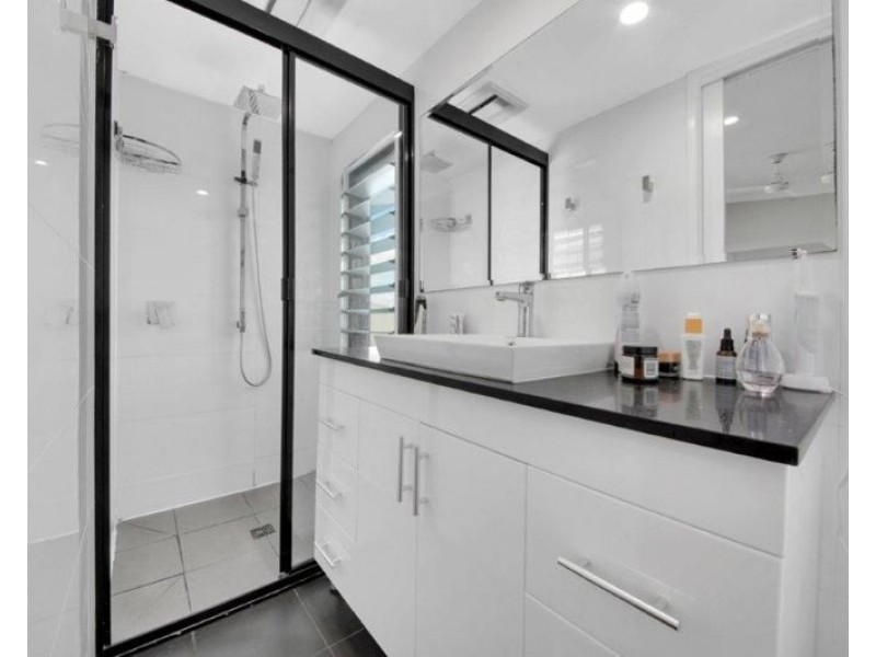 25 Holland Street, West Gladstone QLD 4680