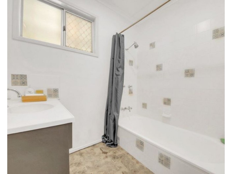 29 Pine Avenue, West Gladstone QLD 4680