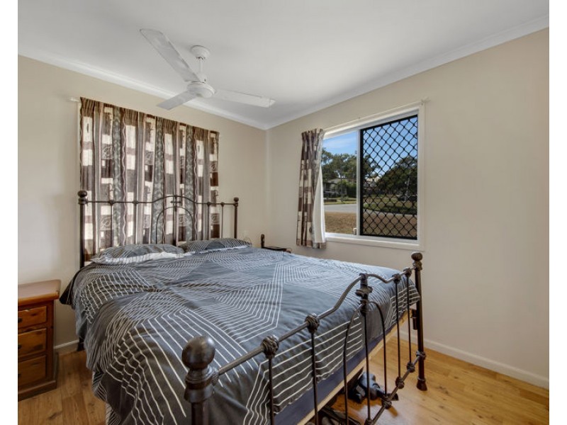 18 Cook Street, West Gladstone QLD 4680
