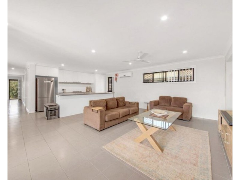 24 Iris Road, Kirkwood QLD 4680