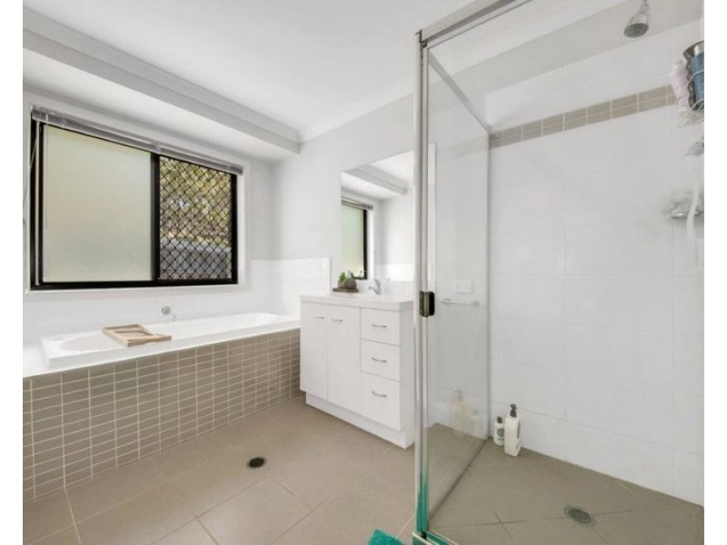 24 Iris Road, Kirkwood QLD 4680