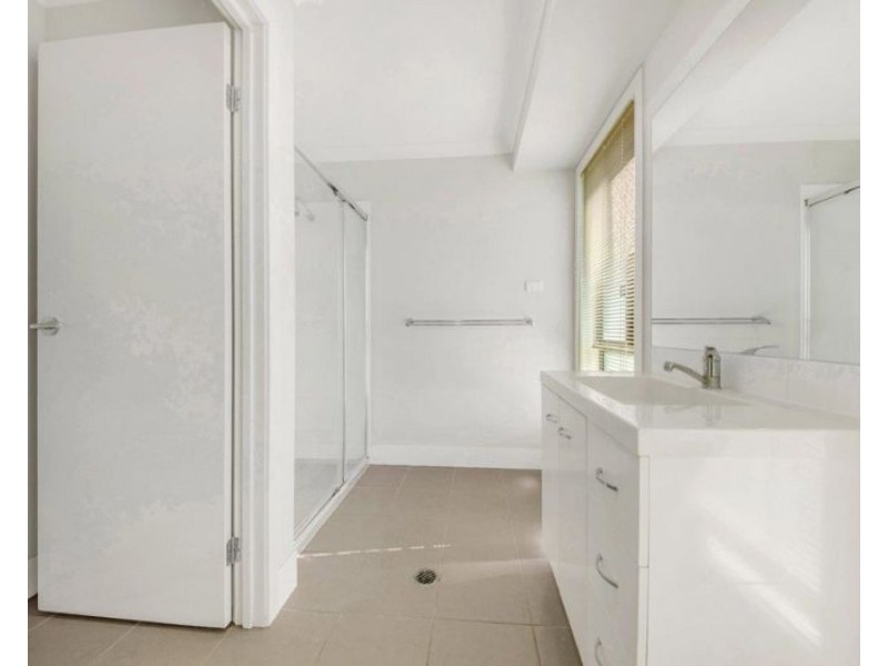 24 Iris Road, Kirkwood QLD 4680