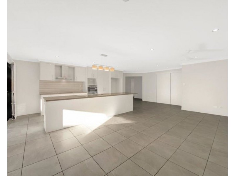5 Woodland Court, Kirkwood QLD 4680