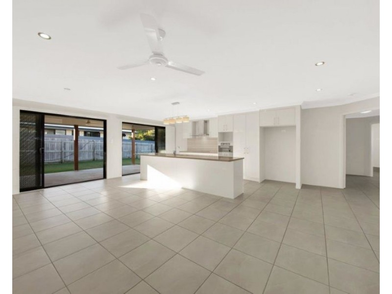 5 Woodland Court, Kirkwood QLD 4680