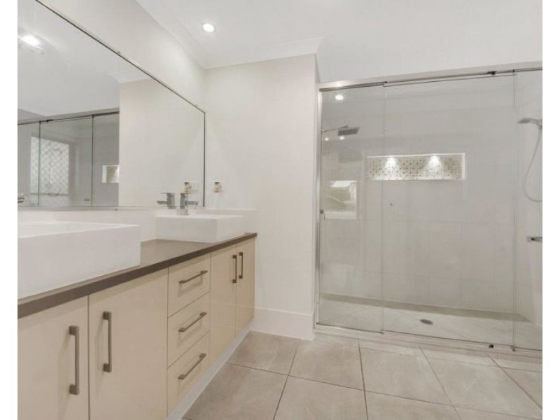 5 Woodland Court, Kirkwood QLD 4680