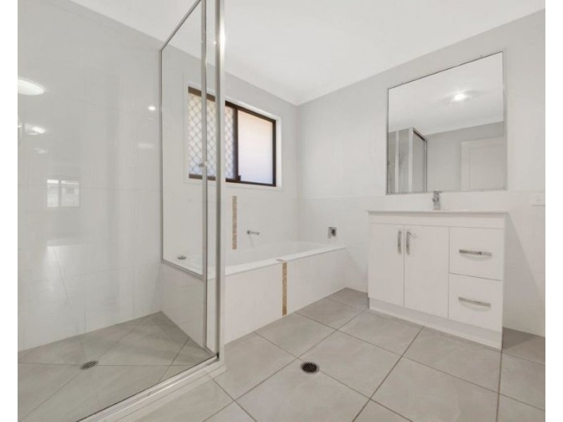 5 Woodland Court, Kirkwood QLD 4680