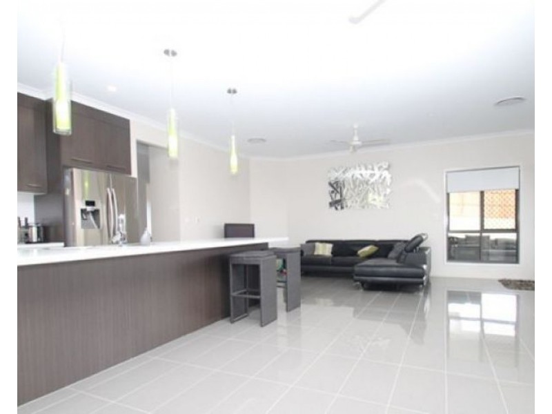 8 Blackburn Court, Kirkwood QLD 4680