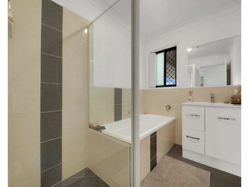 5 Takoko Place, Kirkwood QLD 4680