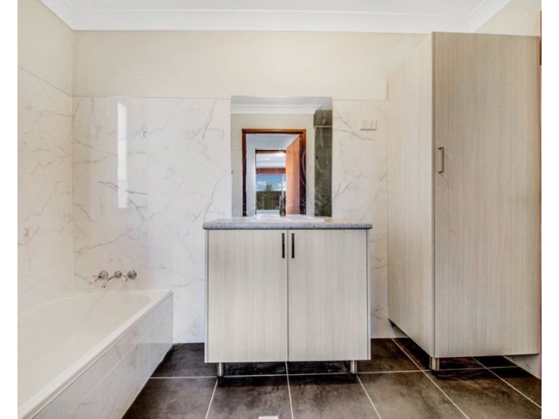 1 & 2 / 6 Fitzroy Avenue, Clinton QLD 4680